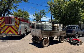 Una motociclista sufrió una fractura tras chocar contra una camioneta