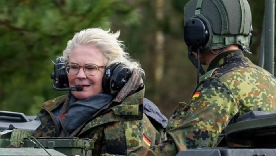 Tras acumular errores y polémicas, renunció la ministra de Defensa de Alemania