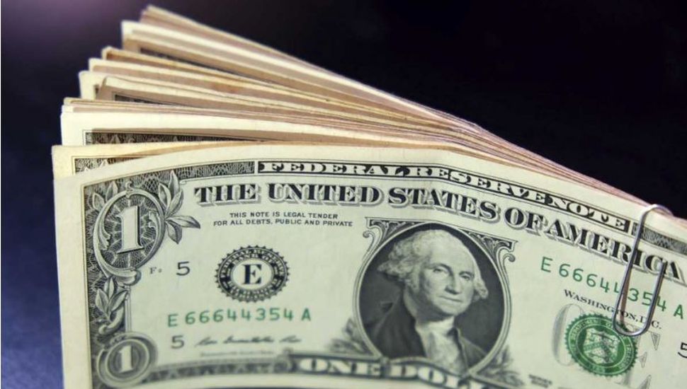 El dólar blue frenó su racha en baja y cerró en $ 273