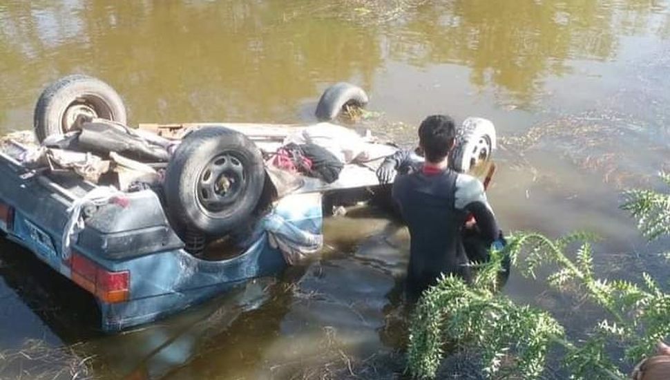 Encontraron un auto semihundido en el río Rojas