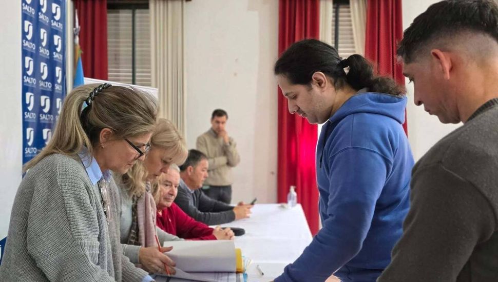 Cada vez más familias de Salto y Rojas obtienen la escritura de sus viviendas