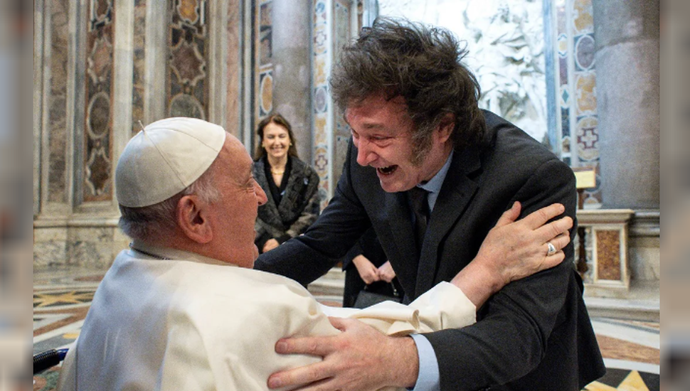 Saludo, pulgares arriba y abrazo incluido: el primer encuentro público de Milei con el Papa Francisco