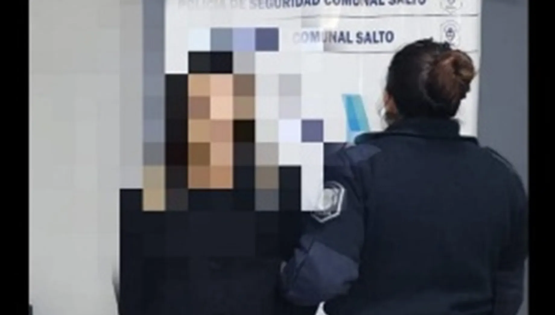 Detienen a una mujer por violar una orden de restricción