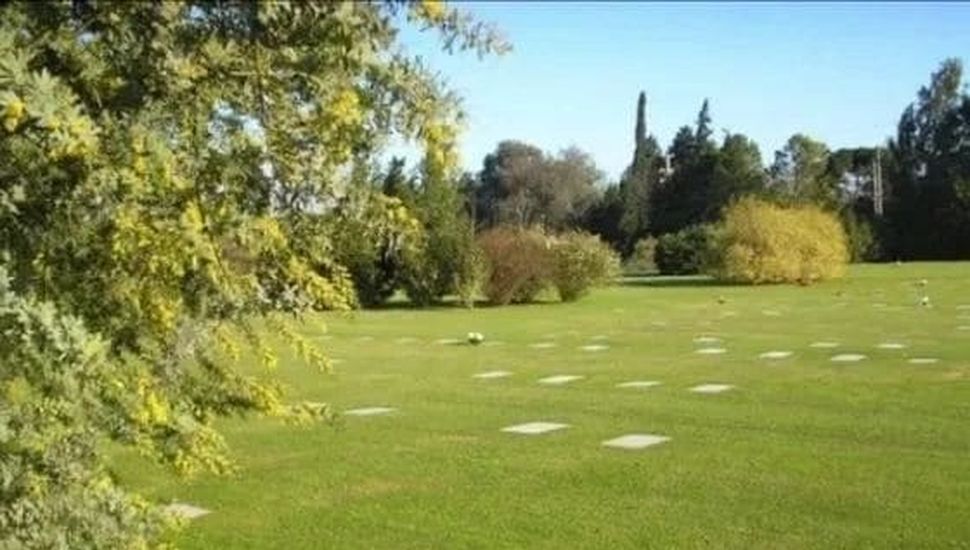 Profanaron un ataúd en el Cementerio Parque de Rojas