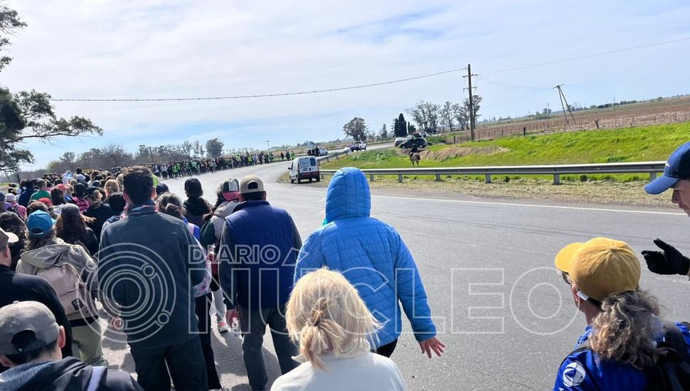 Más de 300 personas peregrinan hacia San Nicolás