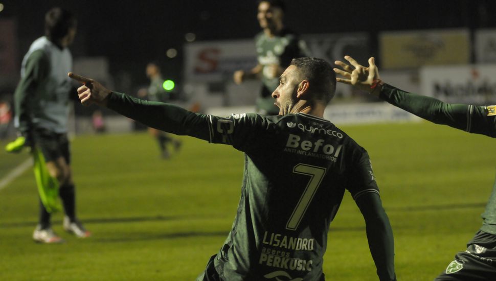 Lisandro López jugará un año más en Sarmiento