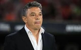 River acelera por un lateral izquierdo y mira a Bernabei y Báez