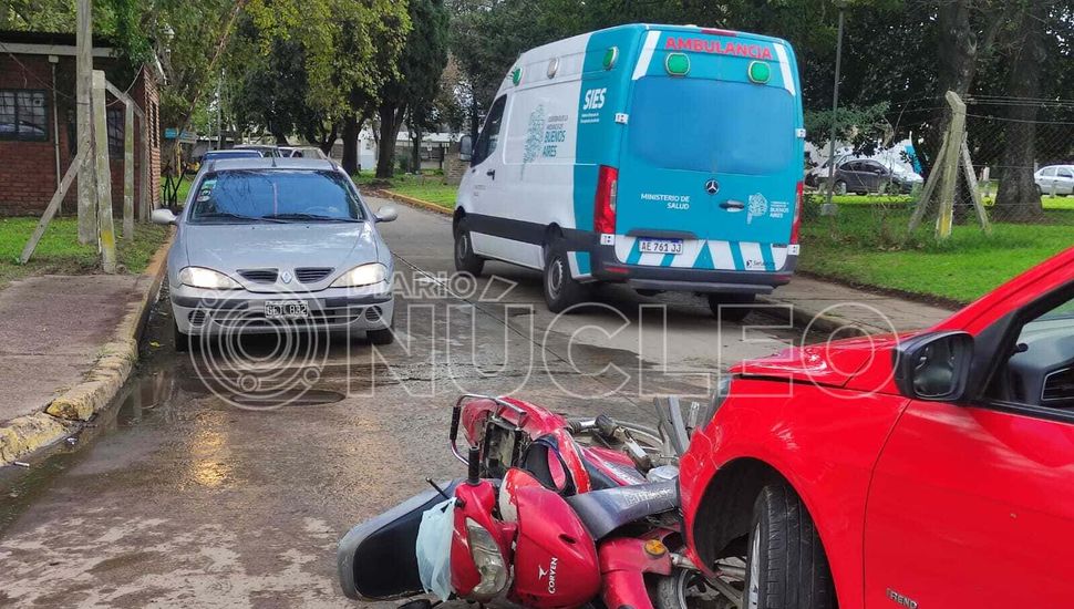 Accidente de tránsito entre un remis y una motocicleta