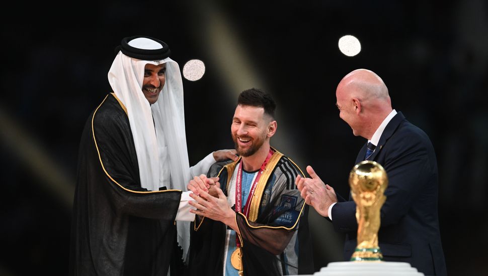 El "bisht", la"ropa oficial"que utilizó Messi durante la premiación