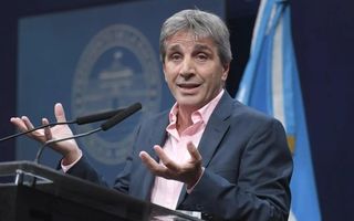 El ministro Caputo vs. los intendentes por las tasas