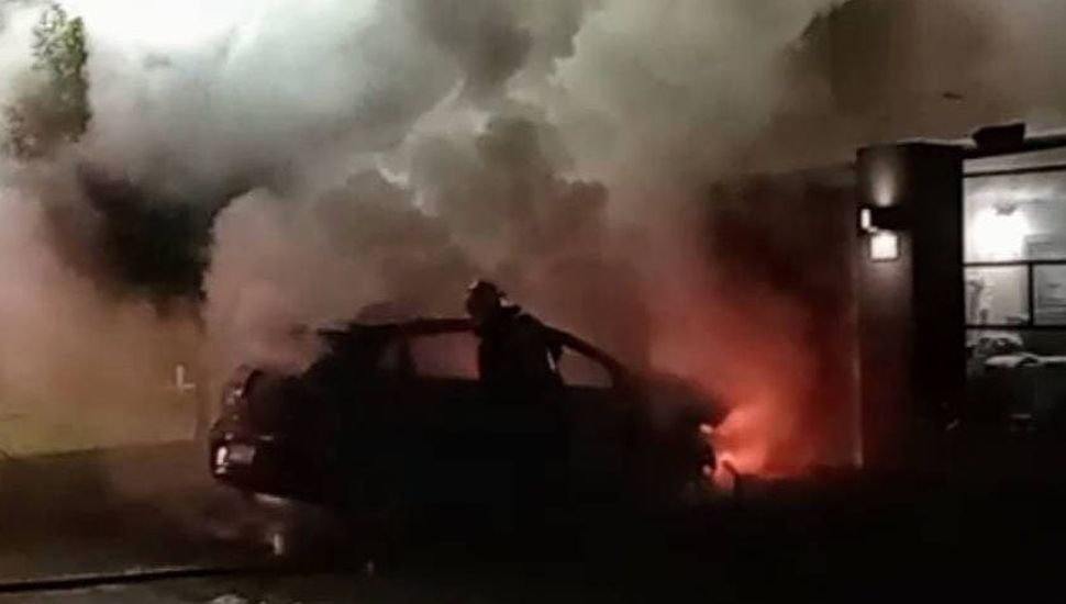 Dos autos se incendiaron durante las primera horas del jueves en Rojas