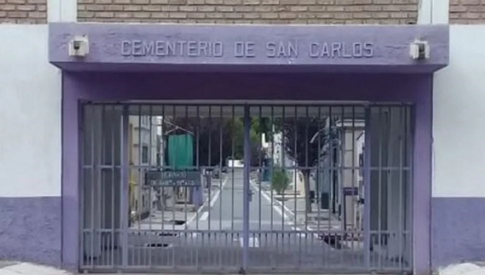 Se le cayó la pelota dentro de un cementerio, la fue a buscar y nunca salió