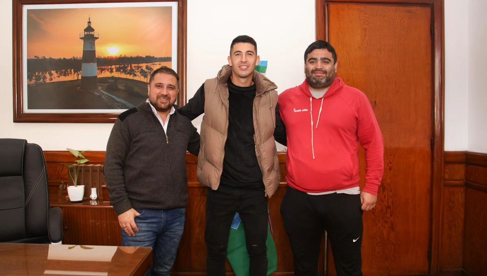 El Intendente de Colón recibió al futbolista Santiago Flores