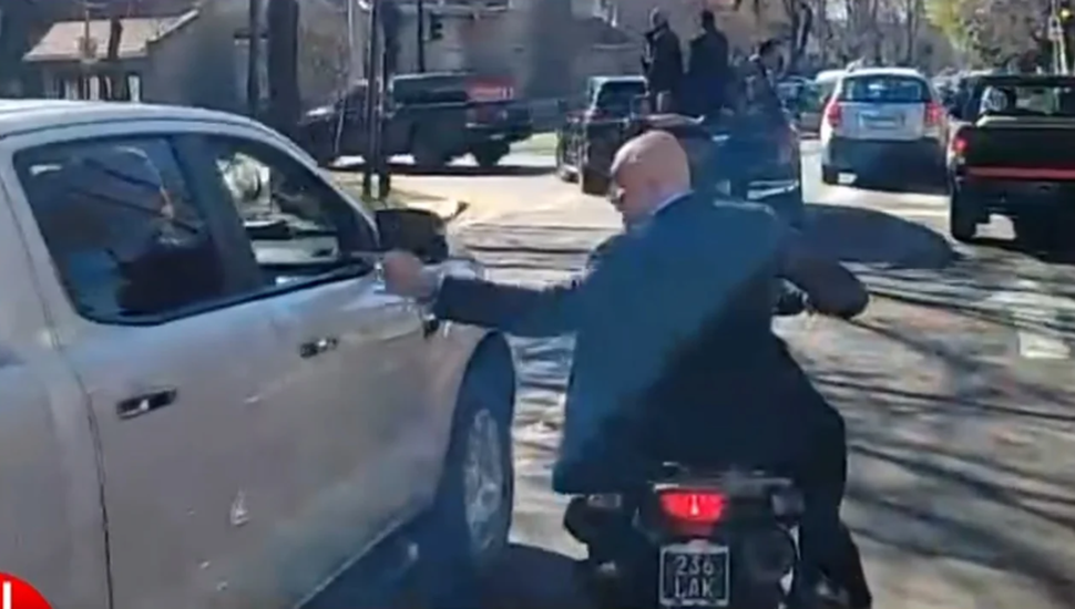 Atacaron la caravana de Milei en Lomas de Zamora: Espert escapó en moto