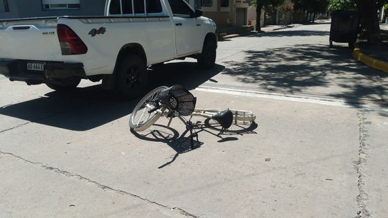 Accidente de tránsito en Rojas: una ciclista resultó herida tras un choque