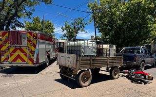Una motociclista sufrió una fractura tras chocar contra una camioneta