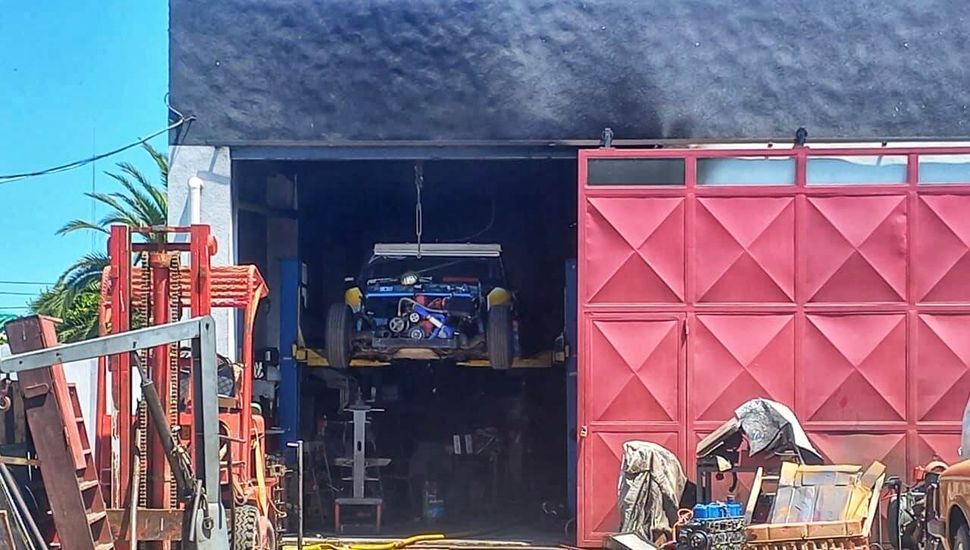 Los bomberos combatieron un incendio en un taller mecánico
