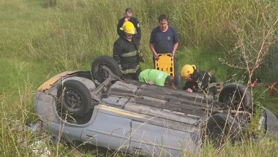 Despiste y vuelco en la autopista de la Ruta 8: un hombre pasó varias horas atrapado dentro del habitáculo