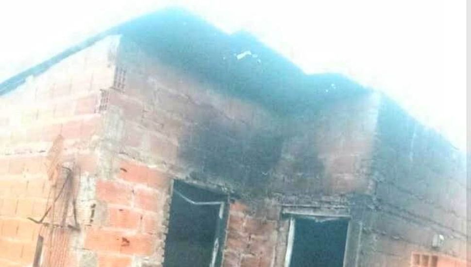 Un hombre incendió la casa de su ex pareja con la mujer y sus dos hijos adentro