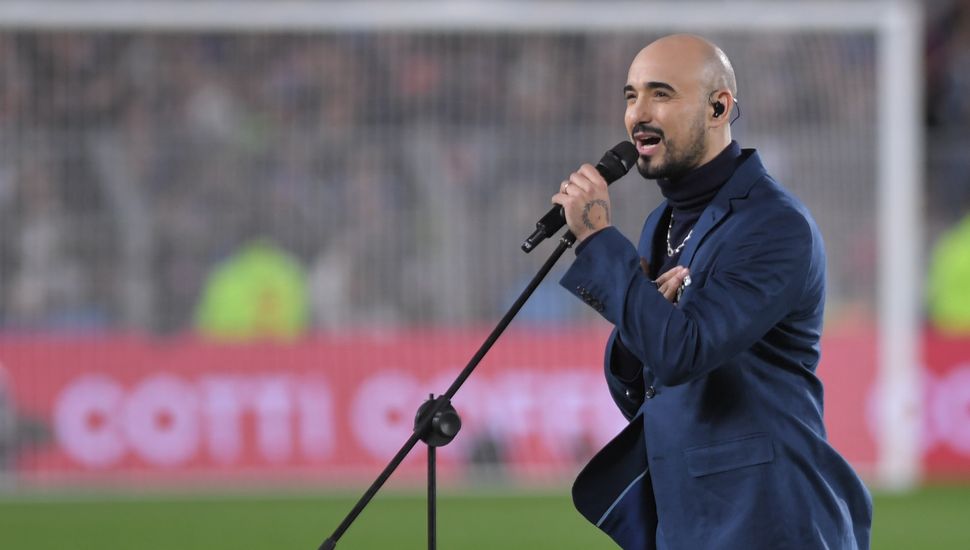 Abel Pintos emocionó a todo el Monumental con su versión del Himno Nacional