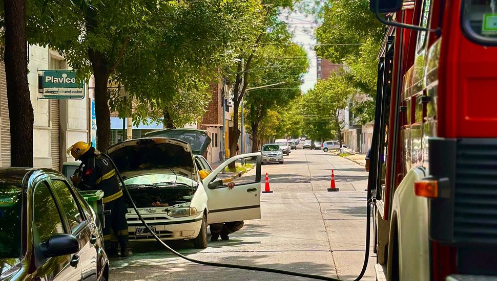 Esta tarde se registró un principio de incendio en un automóvil