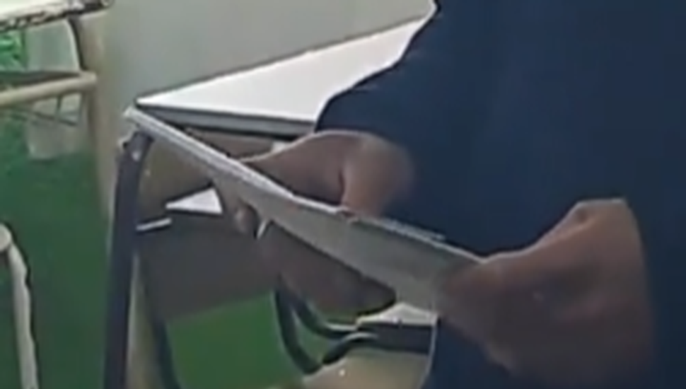 Detuvieron a un fiscal de LLA por robar boletas de Fuerza Patria