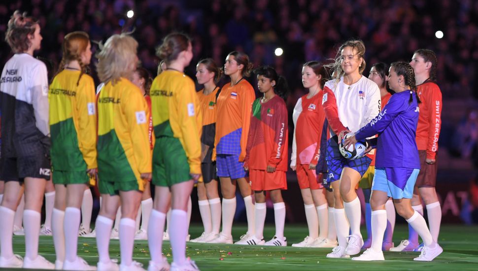 Con un impactante Show, quedó inaugurado el Mundial de Fútbol Femenino