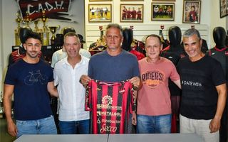 Sebastián Cejas renovó como DT de Douglas para la temporada 2026