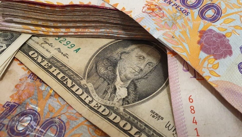 Dólar inquieto: el blue y el oficial en la franja de los $1.300