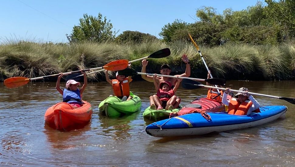 Kayak y colonia: una tarde distinta para los chicos de Obligado
