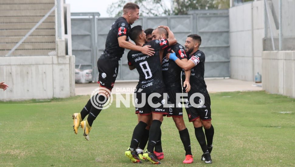 Douglas ganó y se subió a la punta