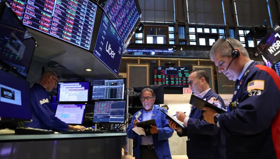 Cayeron bonos y acciones, subió el riesgo país