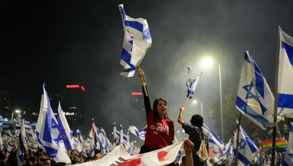 Protestas masivas en Israel tras el despido del Ministro de Defensa