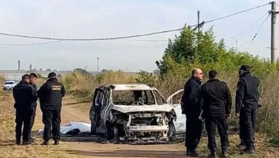 Hallan asesinada en Rosario a una mujer junto a un auto quemado