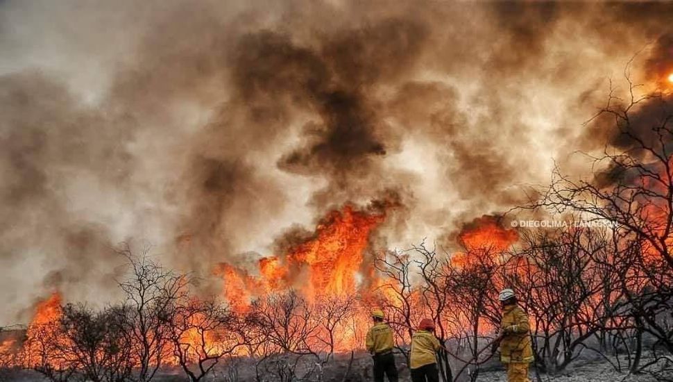 Dos nuevos focos de incendio en Traslasierra: el fuego arrasa y el clima no ayuda a los bomberos