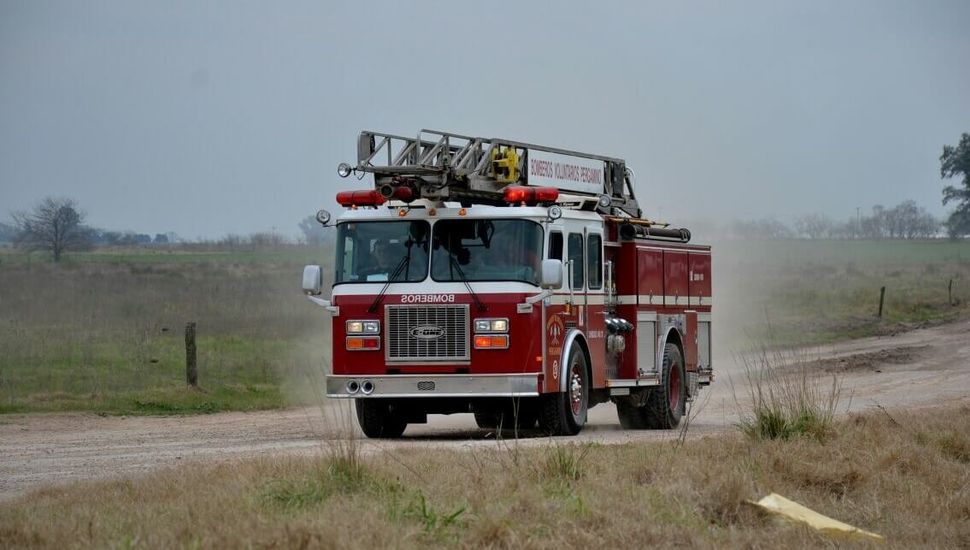 Cortan el tránsito de la Ruta Nº 8 por un incendio de un kilómetro de extensión