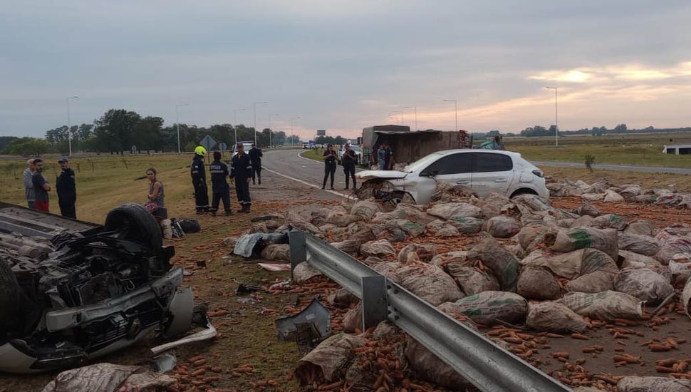 Autopista de Ruta 7: volcó miles de kilos de zanahoria y provocó un choque múltiple