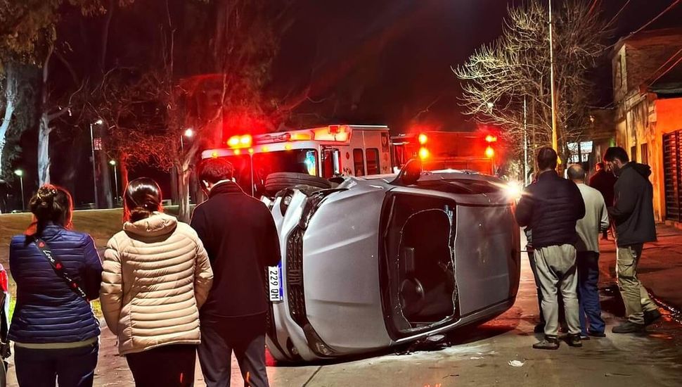 Una mujer fue rescatada del interior de un auto por el parabrisas tras protagonizar un accidente de tránsito