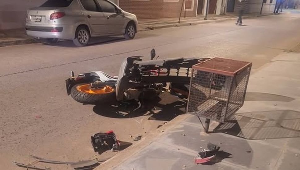 Grave accidente en el centro de Rojas, un motociclista resultó herido
