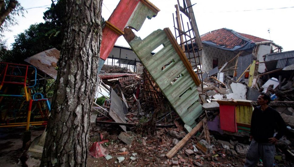 162 muertos y cientos de heridos en un terremoto en Indonesia