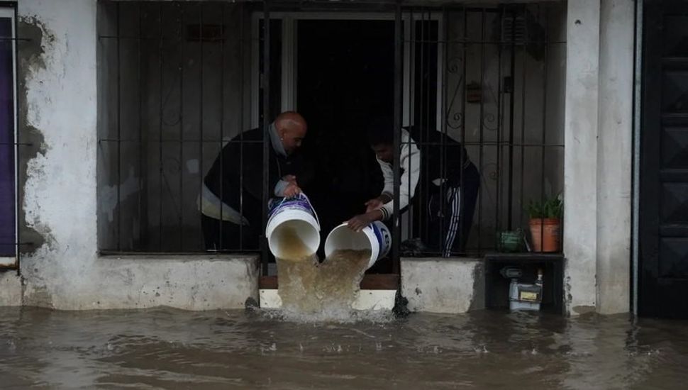 Regresar a casa después de las inundaciones: el calvario de los evacuados en La Plata
