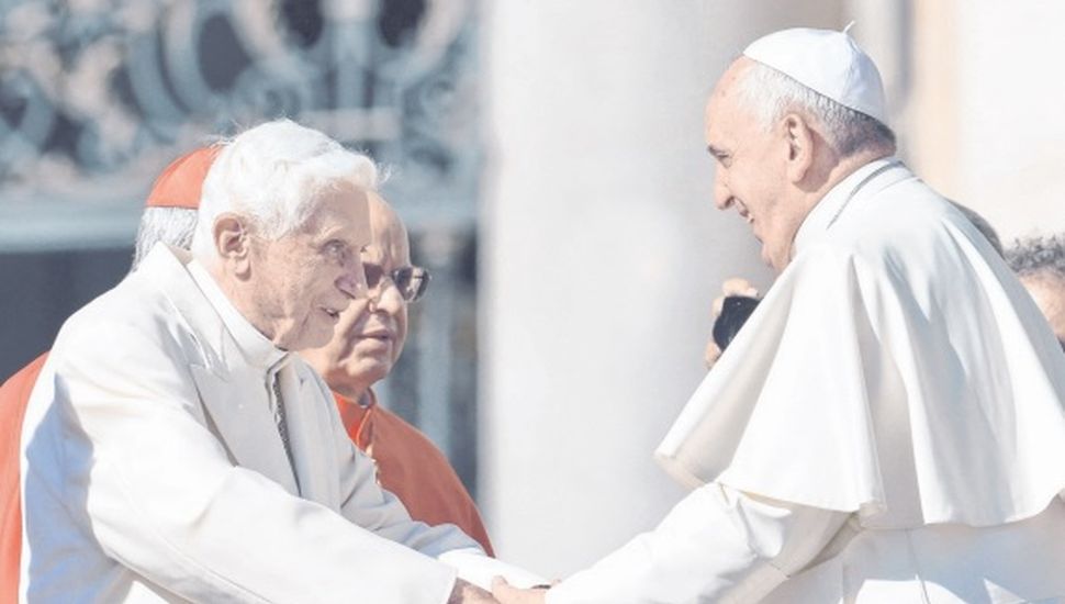 La difícil convivencia que tuvieron Benedicto XVI y Francisco