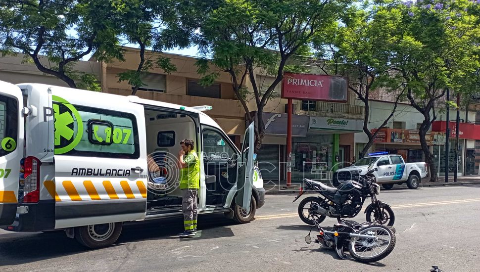 Una mujer fue hospitalizada tras el choque entre dos motocicletas