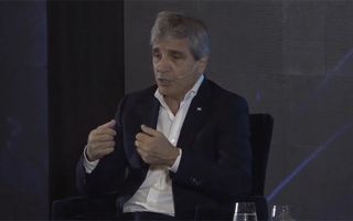 El ministro Caputo sale a buscar US$1.000 millones