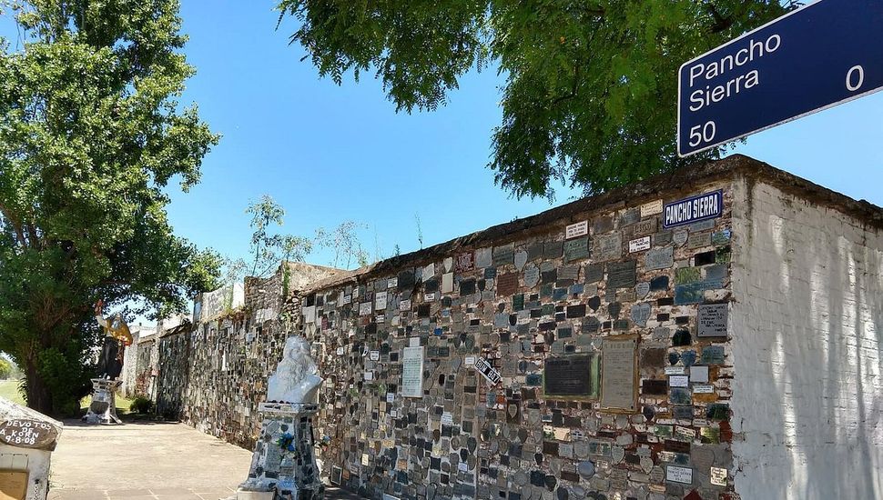 Realizarán una recorrida guiada por el cementerio de Salto