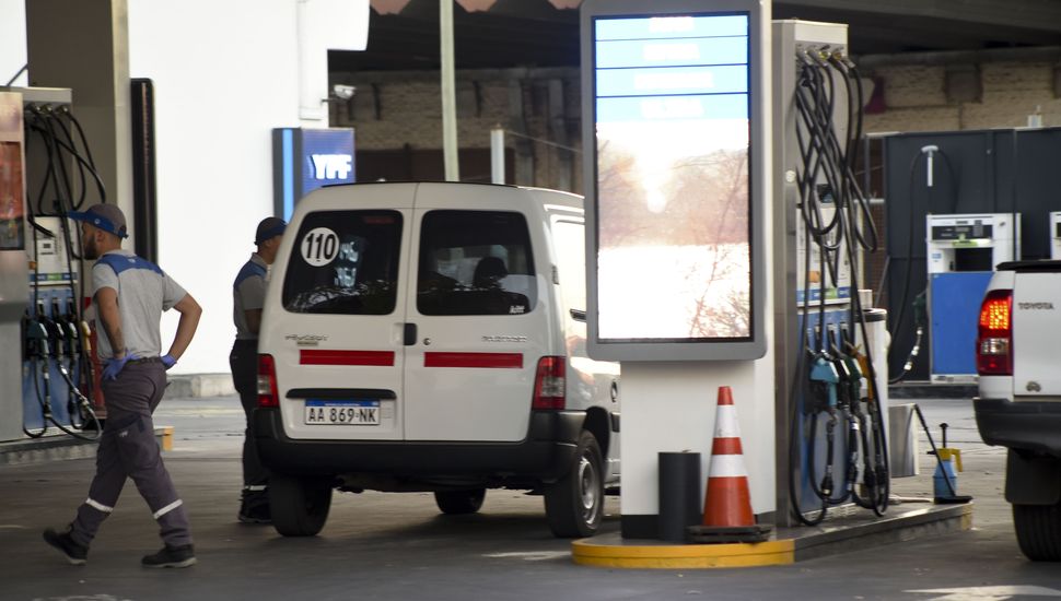 Desde mañana YPF reduce el precio de las naftas y el gasoil