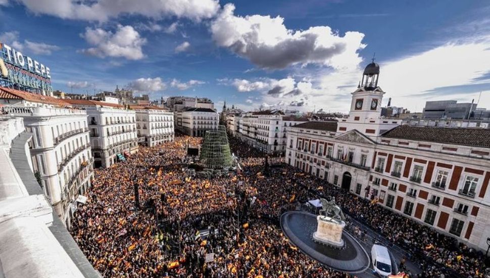 Tensión en España: masivas marchas contra la amnistía de Pedro Sánchez