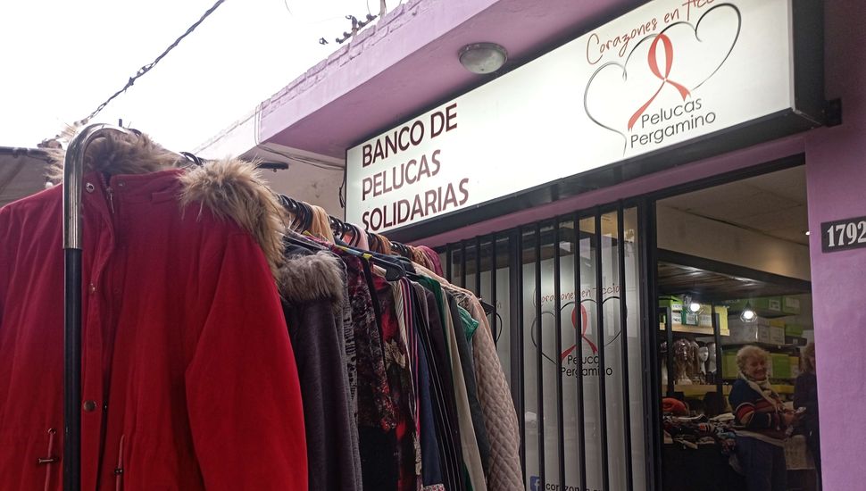"Corazones en acción" mantiene su producción de pelucas solidarias a pesar de la crisis económica