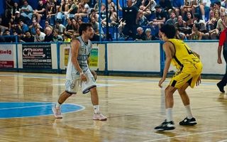 Argentino y Comu juegan el segundo partido de la final