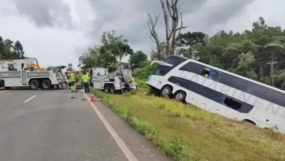 Cinco argentinos murieron en Brasil tras caer un micro en un barranco